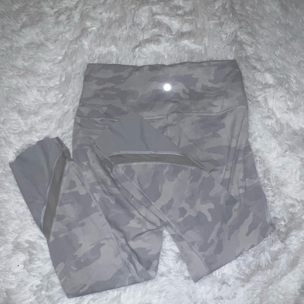 Lululemon Wunder Under with Scallop Trim and Mesh White Camouflage size 12